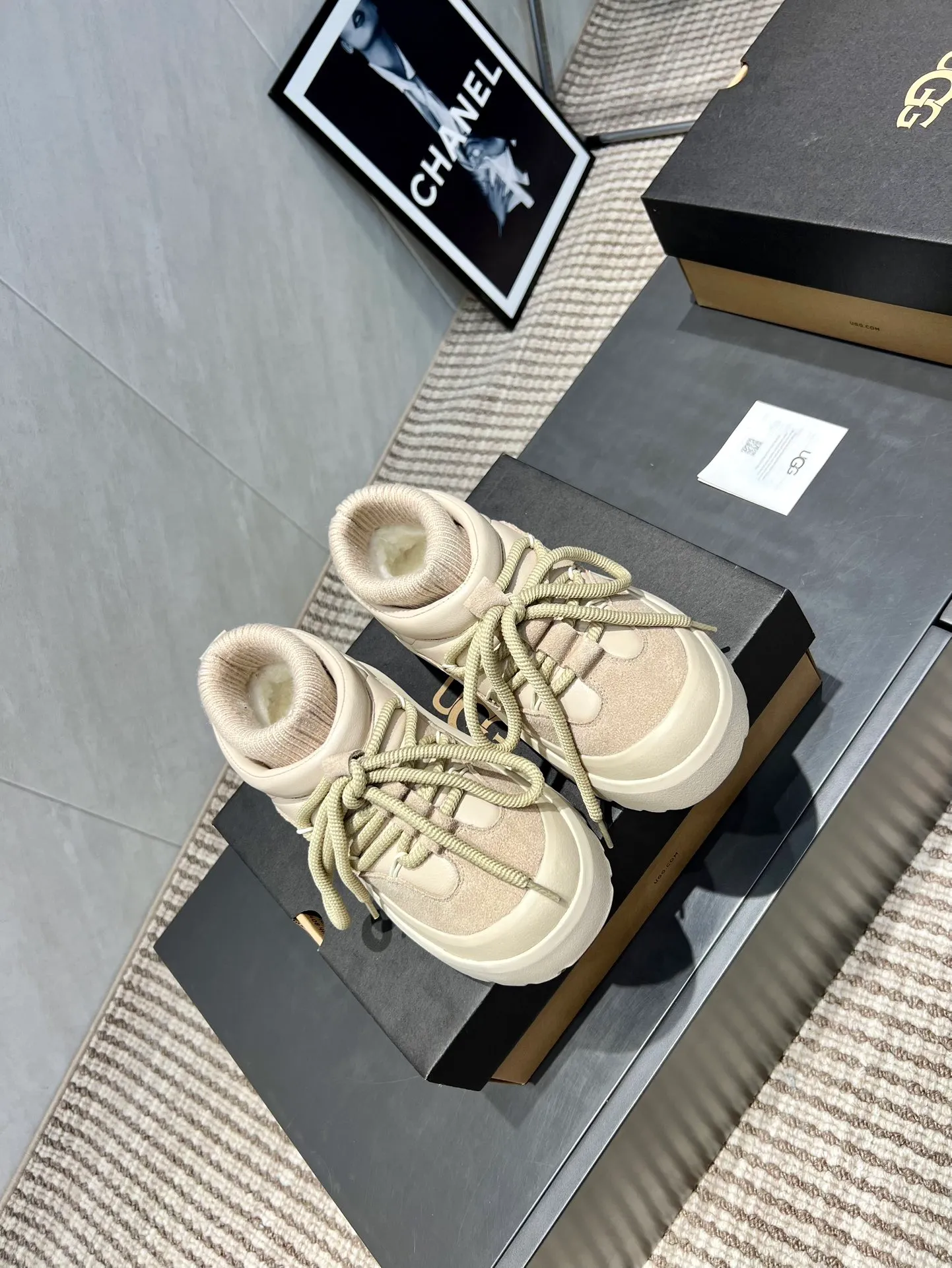 Factory: Couple P620💰 "Exclusive top version" UGG~25vs popular platform thick-soled casual shoes series... [Couple's thick-soled Maori casual shoes] A shoe that will not clash with shirts, simple partition design ➕ spotted outsole, silk curly upper, a must-have for autumn and winter, can be worn with any pants or skirt, very comfortable and good-looking... ❶Fabric: Original customized cow ➕ Sheepskin ❷Inner lining: original customized wool ❸Feet: original customized sheepskin ❹Outsole: original molded foam outsole ❺Number: 35-44 (Female 41. Male 45. Customized, non-returnable) ❻Packaging: Original full set of packaging ☀Color: Official website updated simultaneously